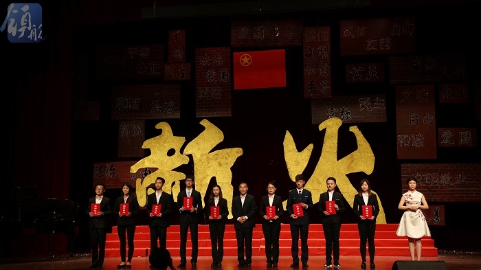 为获我校优秀团支部、优秀共青团干部、优秀共青团员的学生代表颁奖