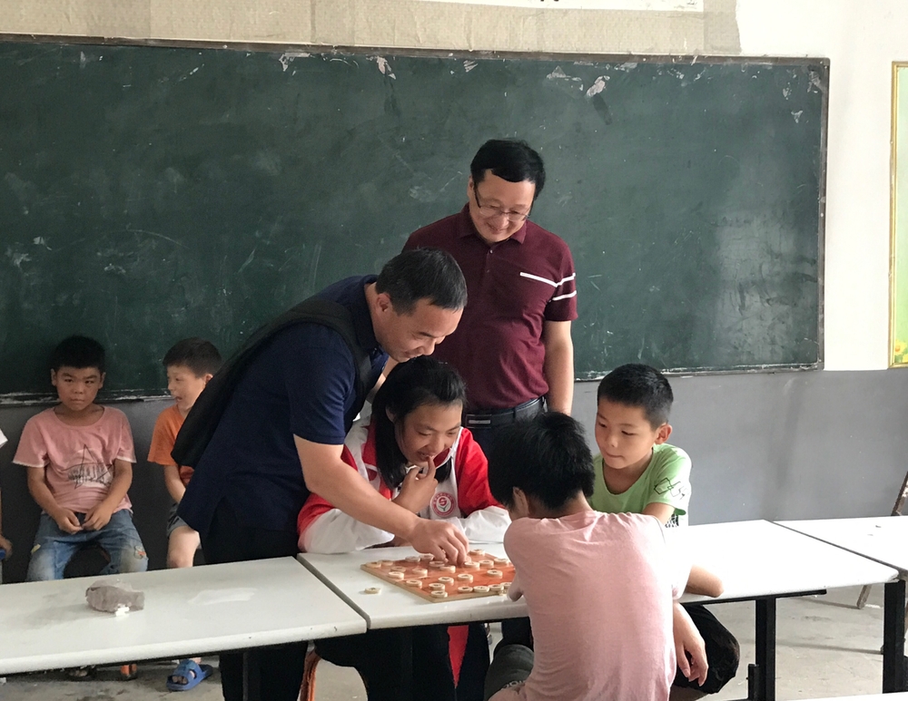 与桑营镇托辅中心留守儿童互动