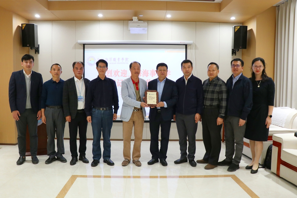 走访泉州海洋职业学院并向蔡天真董事长颁发捐赠证书