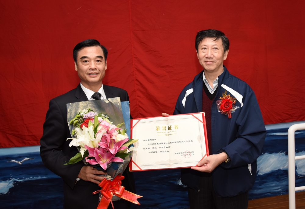 肖英杰院长给欧阳校友颁发荣誉证书