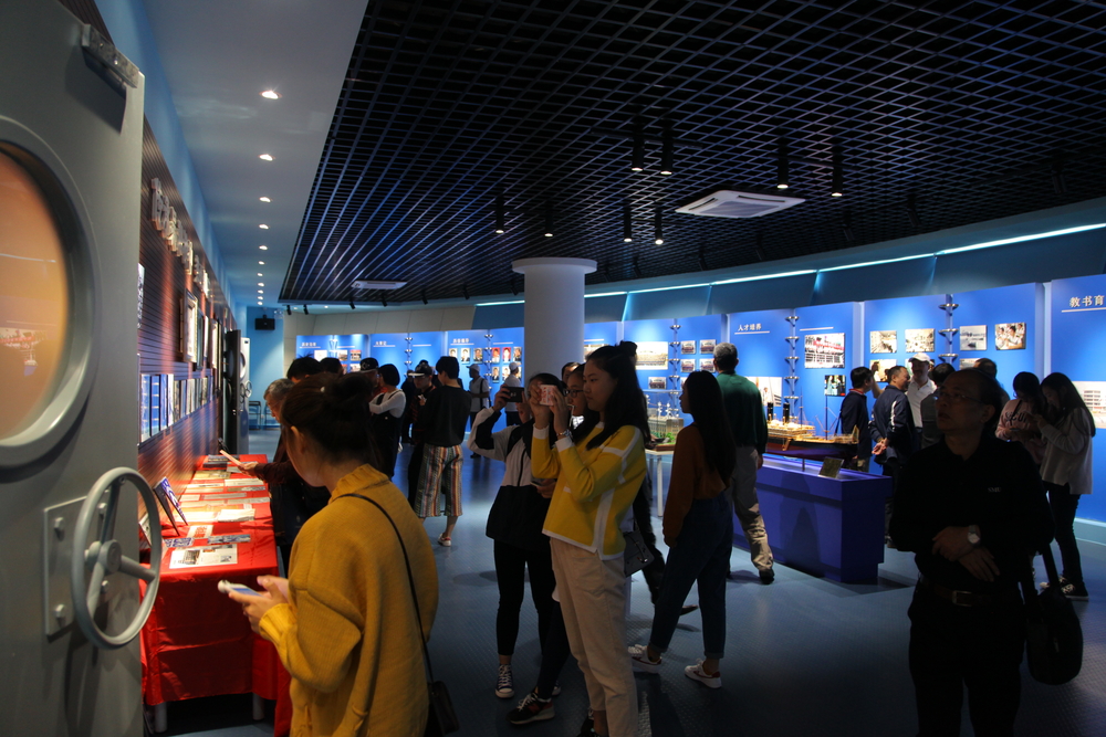 校友们参观院史馆