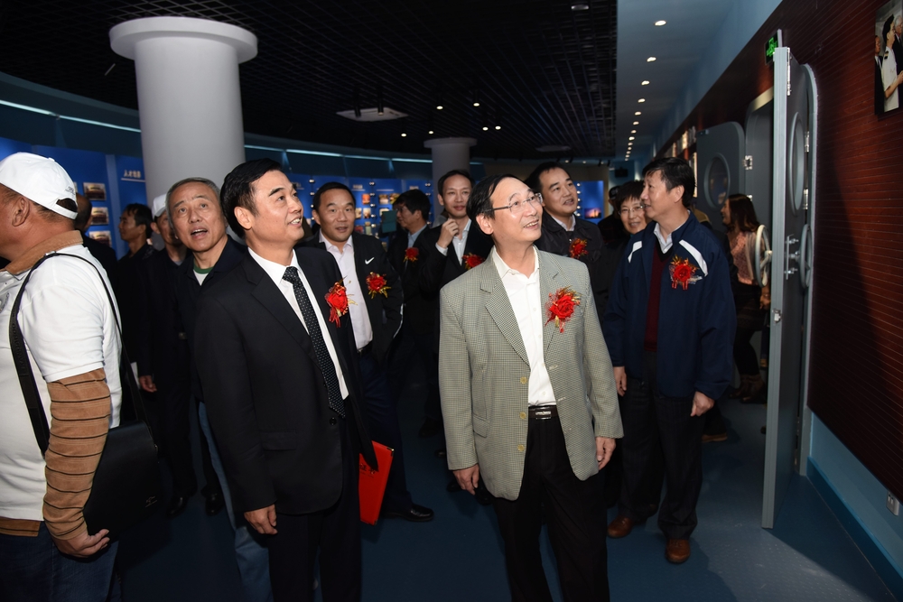 领导及嘉宾参观院史馆