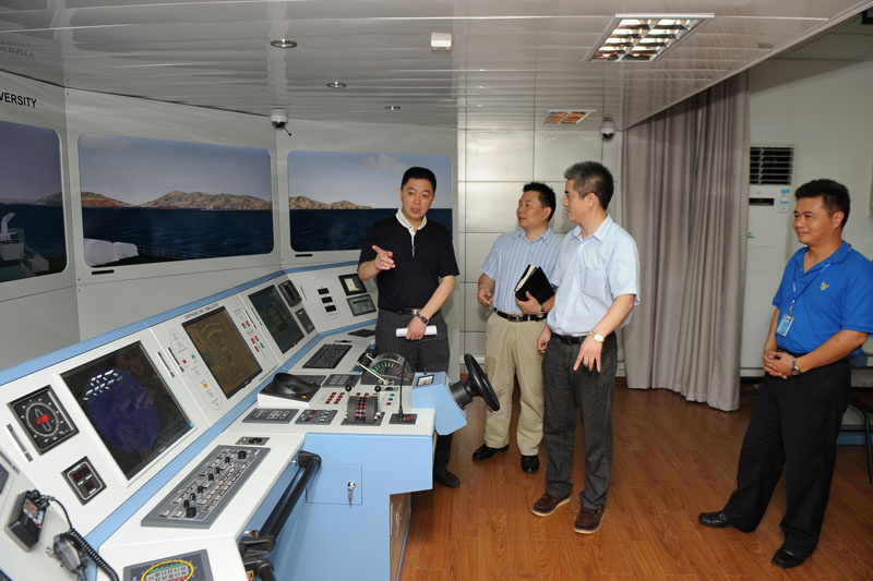 孔凡邨副校长亲切慰问在暑期坚持奋战的科研骨干