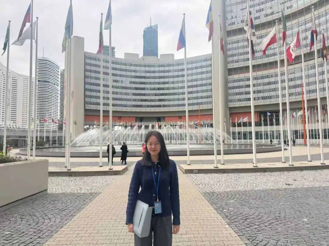 在实习单位前合影