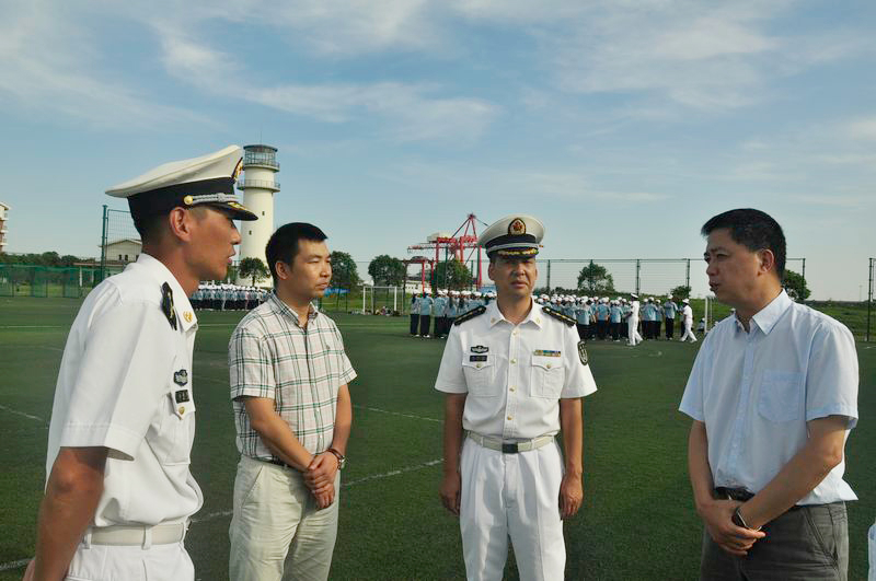 校领导慰问军训师生和官兵