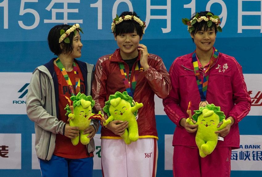 领奖台上（中为许丹露同学）