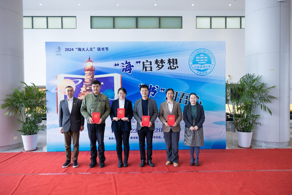 为荣获“阅读之星”的老师颁发证书