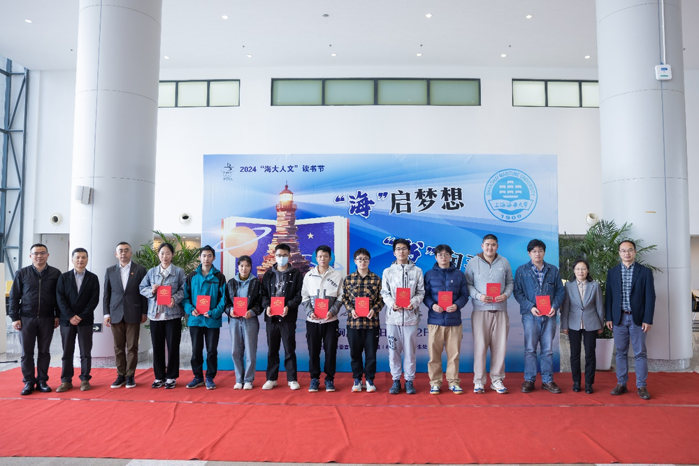 为荣获“阅读之星”的同学颁发证书