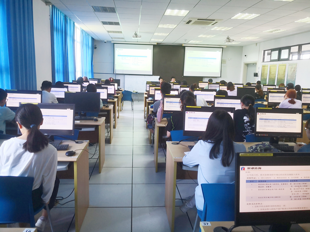 学生参加“企业家辅导员”组织的会计实操比赛