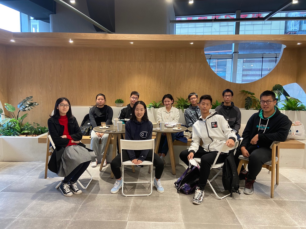 学生在“企业家辅导员”所在公司茶餐厅交流