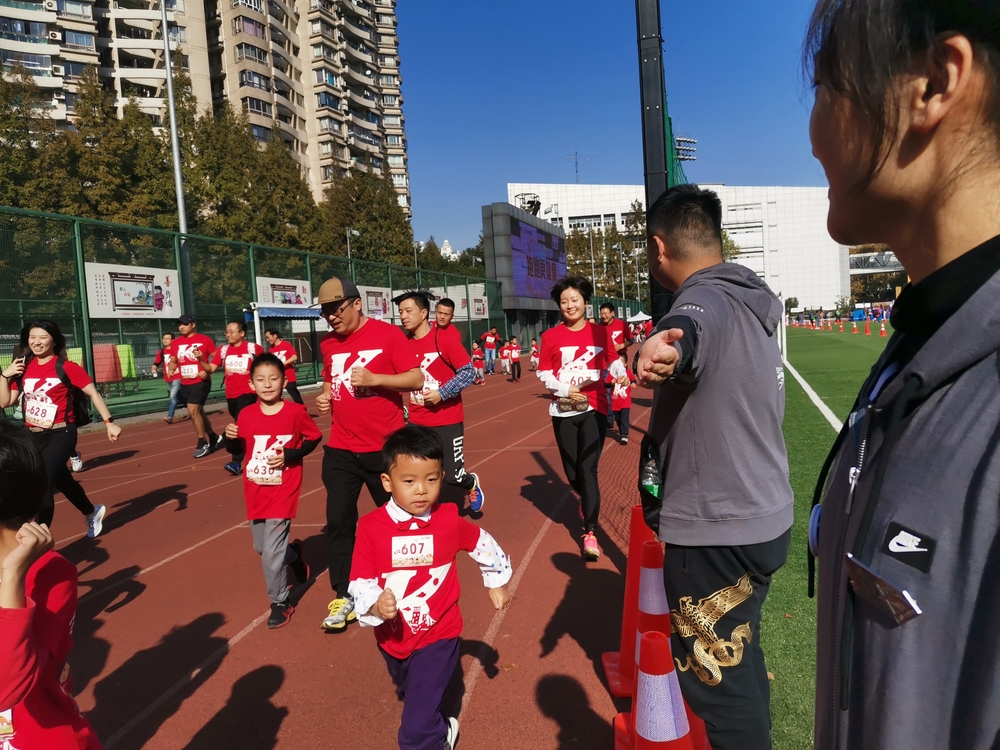 上马之嘉志愿者指引参赛者
