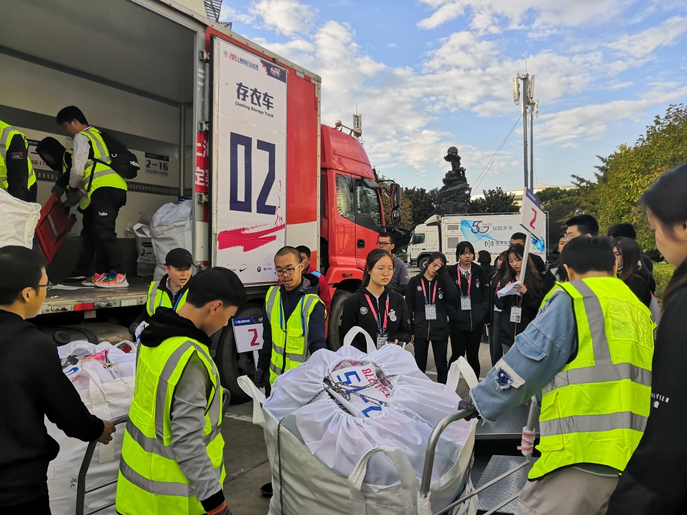 志愿者认领对应帐篷存衣包