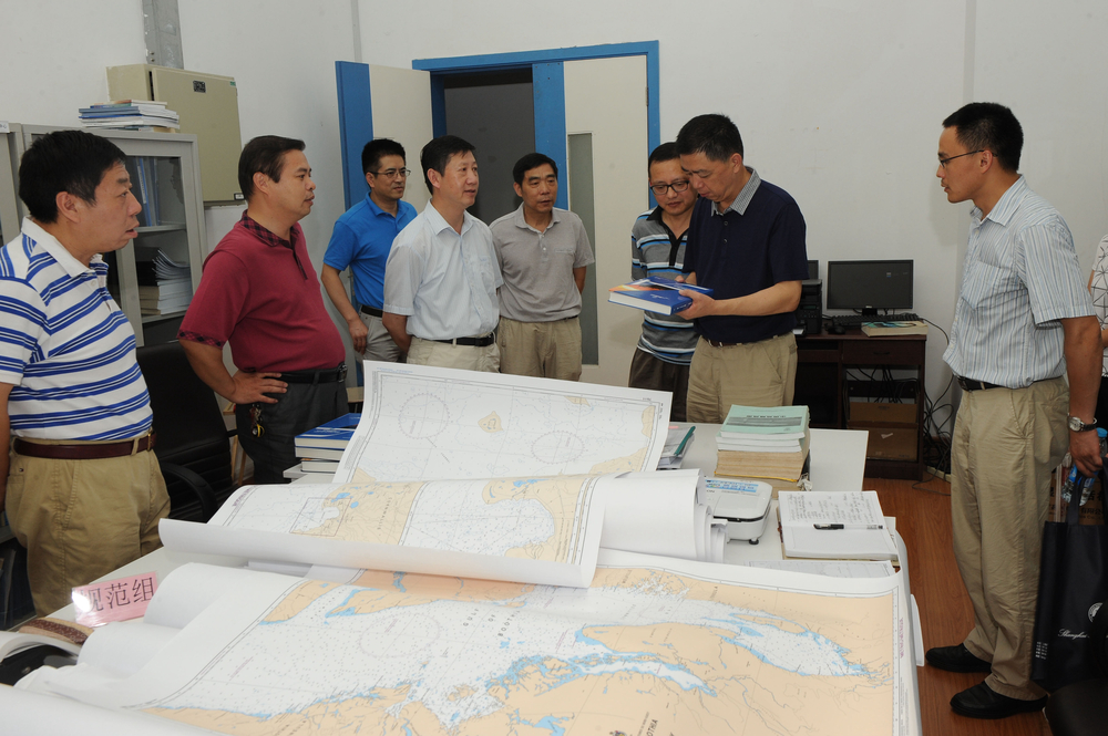 孔凡邨副校长看望慰问暑期奋战在科研一线的教师