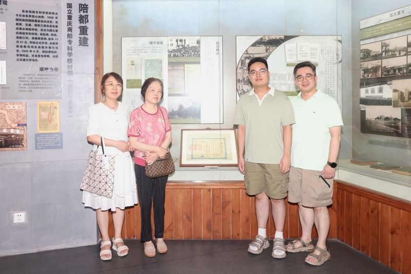 山河无恙，青春有光！国庆之际，临港学子从一张毕业证、一块怀表里读懂家国