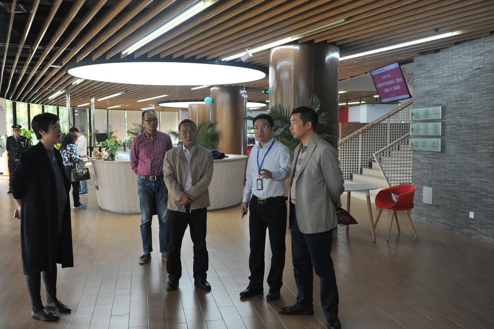 参观上海中医药大学学生事务中心