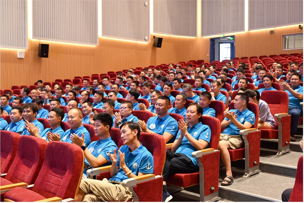 校友们在邦建报告厅参与活动