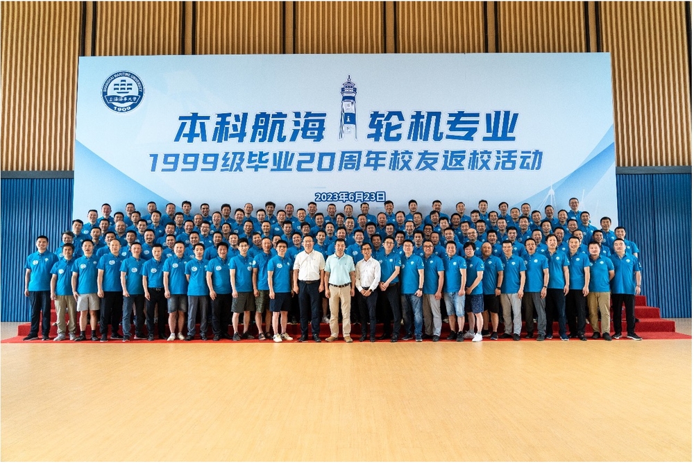 党委副书记副校长商船99级辅导员李志鹏与返校99级校友合影
