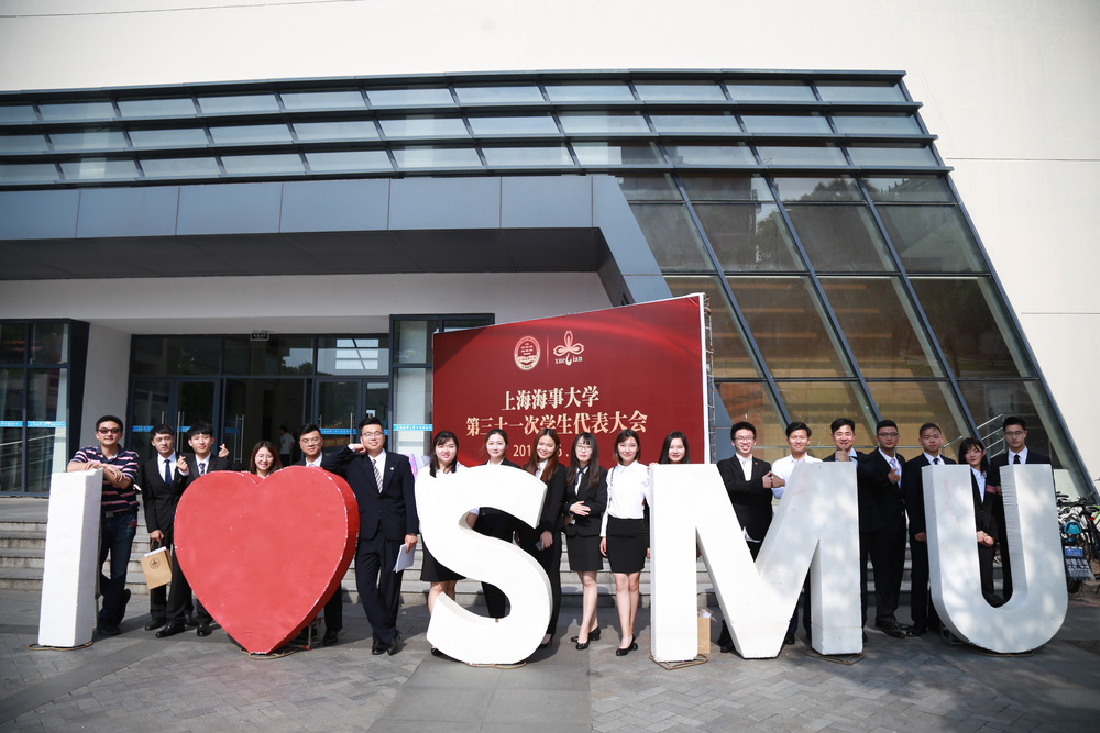 校学生会新老主席团合影