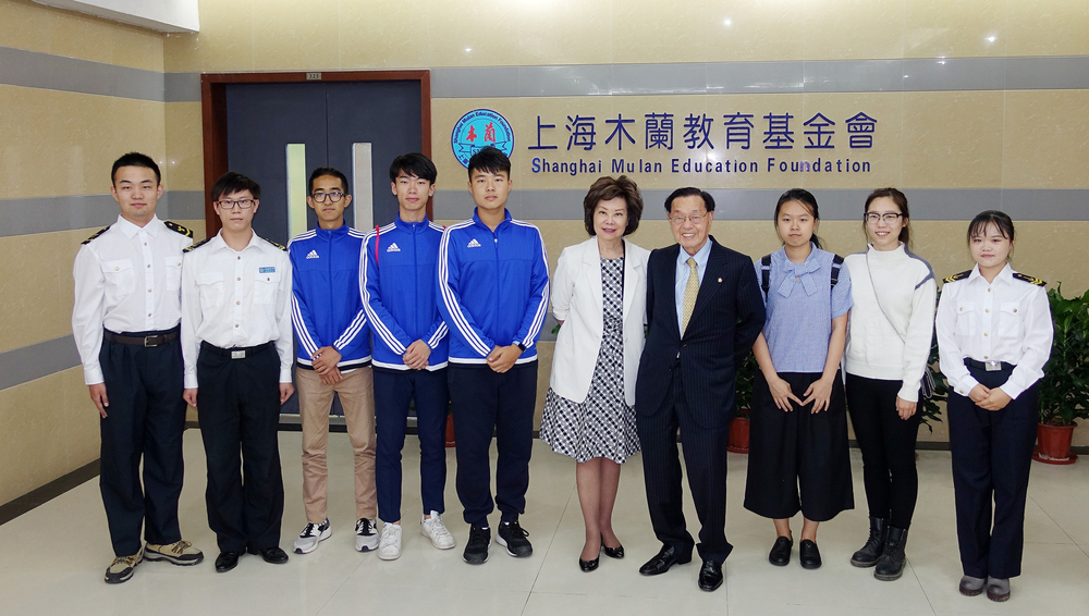 2016年赵锡成博士、赵小兰女士与部分木兰奖学金获得者等在一起