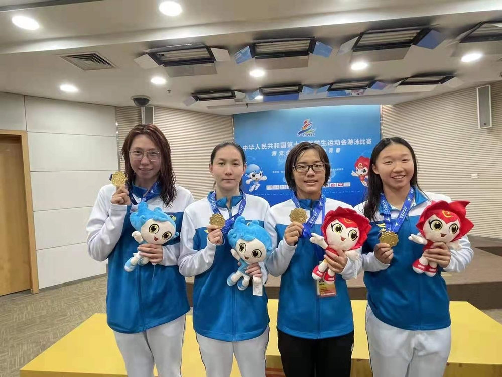 杨冰彦(左二）获奖