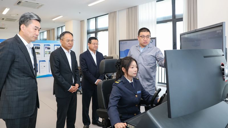 深化教育综合改革，临港管委会领导调研上海海事大学