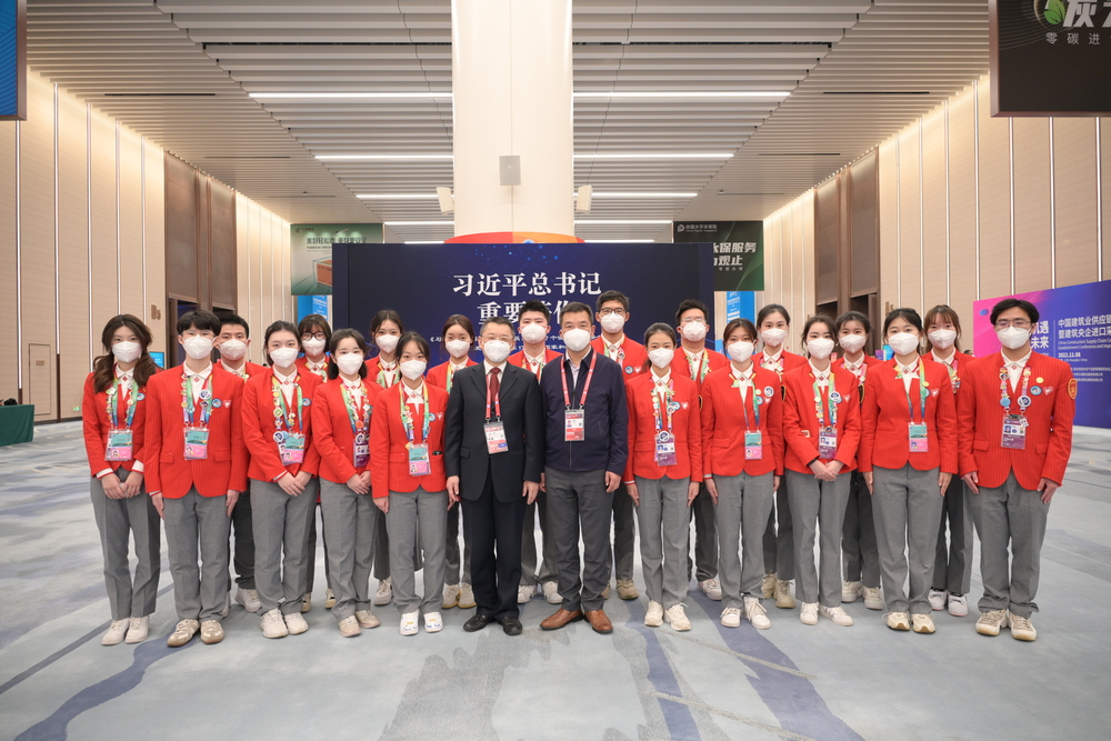 校领导与会议中心岗志愿者合影