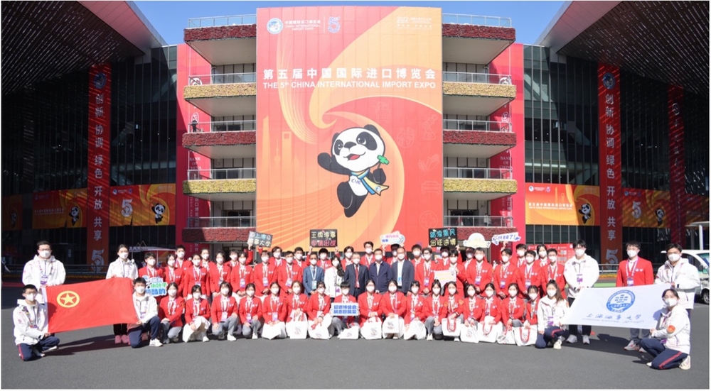 校领导慰问学校第五届进博会志愿者