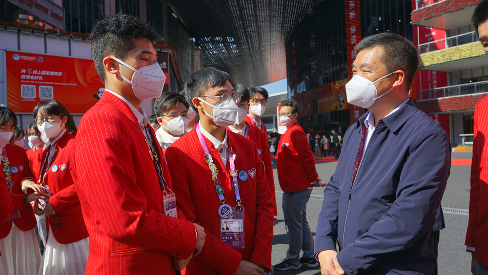 李志鹏副校长亲切问候志愿者们