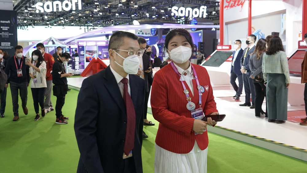 综合接待岗志愿者向陆靖校长介绍场馆