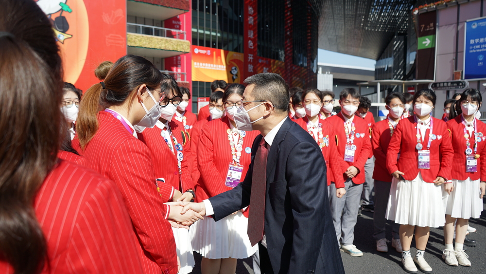 陆靖校长亲切问候志愿者们