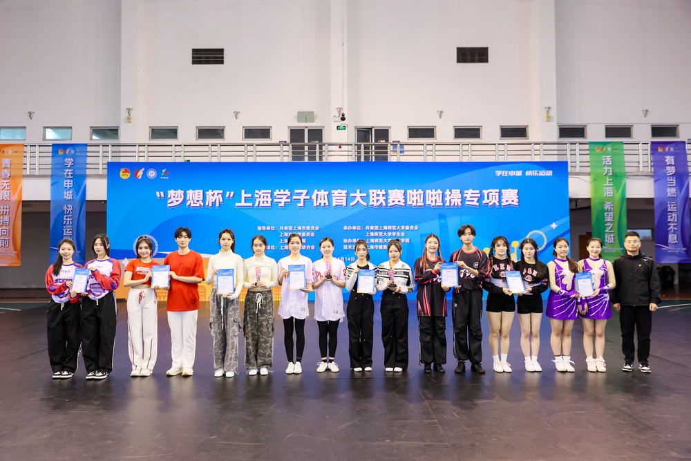 选手代表上台领奖（左七、左八）