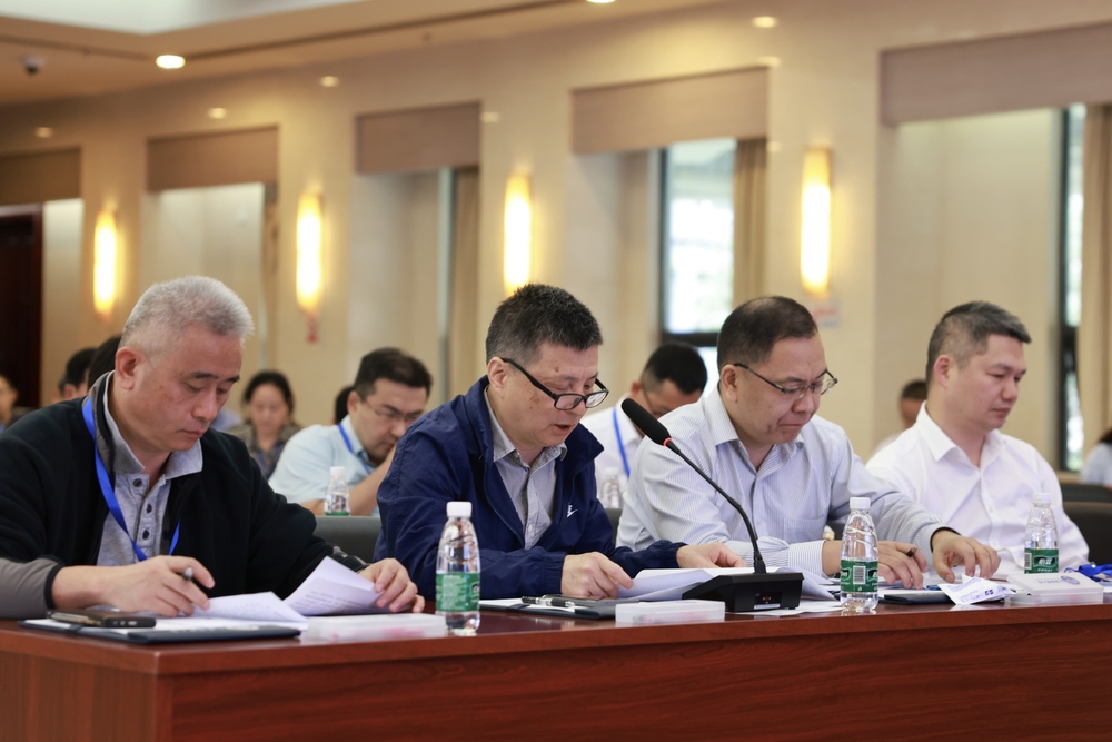 与会人员交流发言