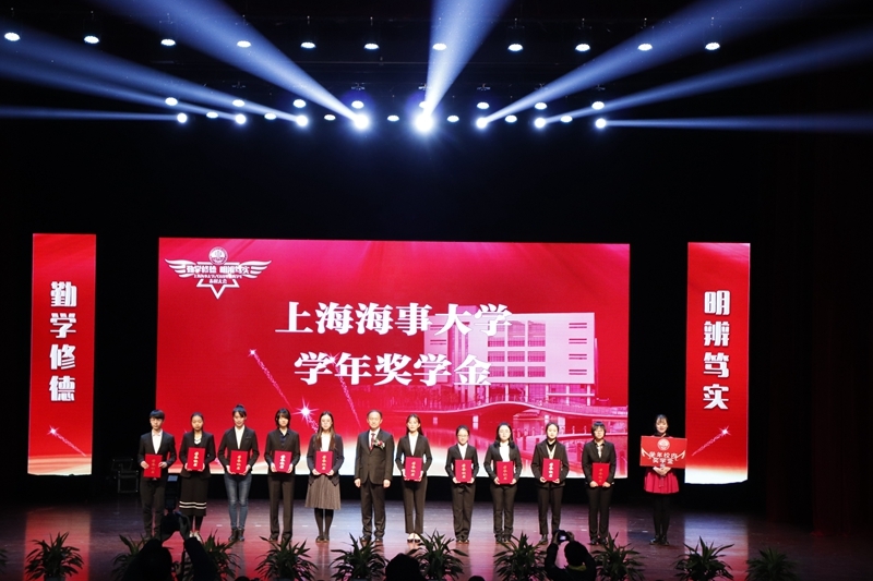 党委书记金永兴为获奖同学颁奖