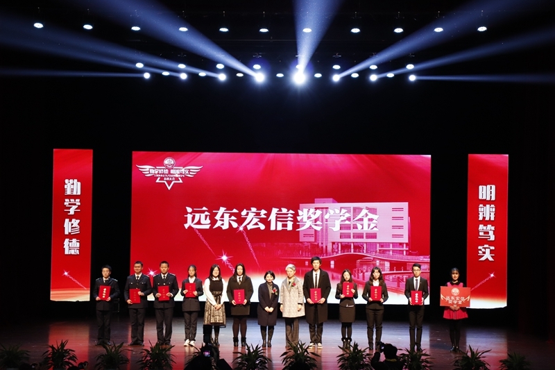 党委副书记、纪委书记门妍萍为获奖同学颁奖