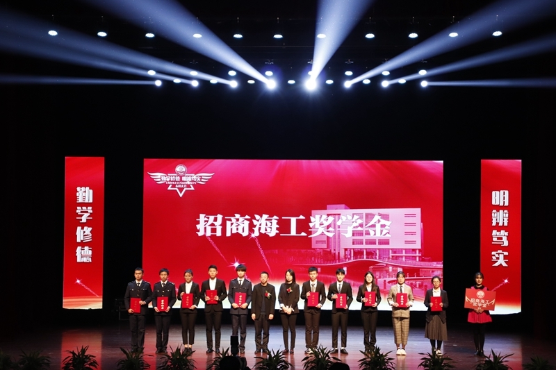 副校长施欣为获奖代表颁奖