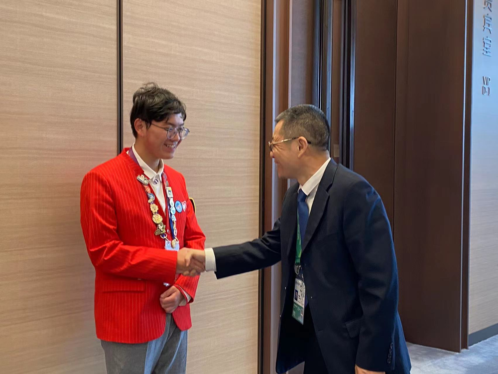 学校120名志愿者服务第六届中国国际进口博览会