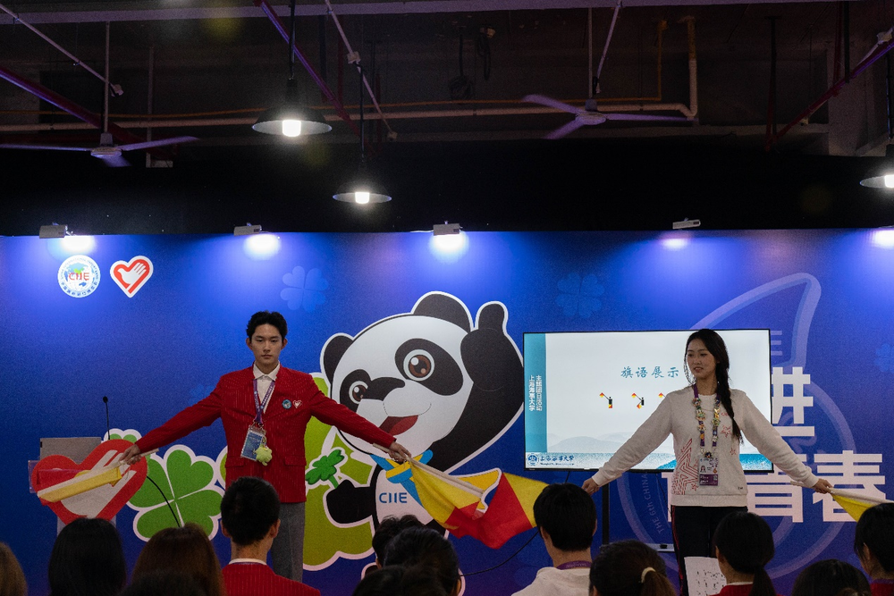 志愿者代表旗语展示“新时代，共享未来”