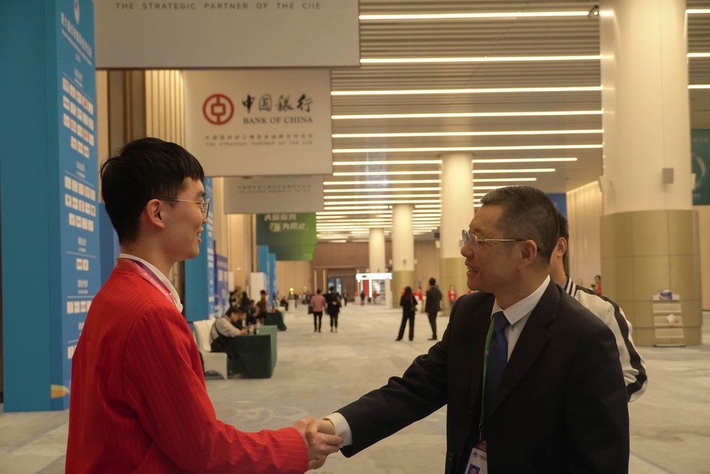 陆靖校长亲切问候志愿者们