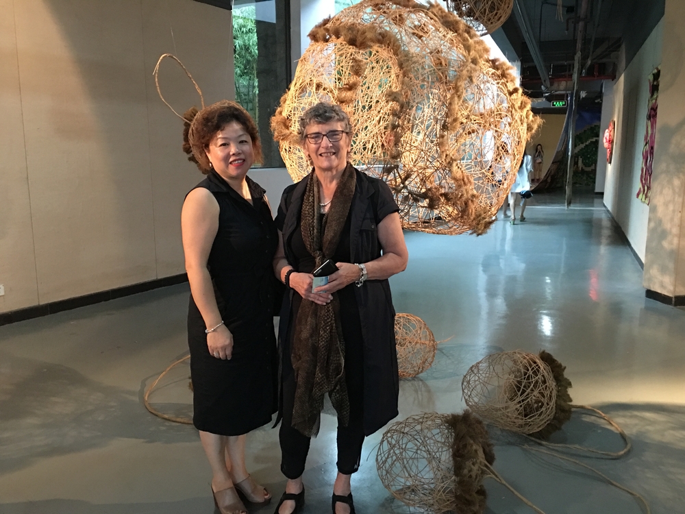 与加拿大艺术家Louise Lemieux Berube在作品《择》前合影