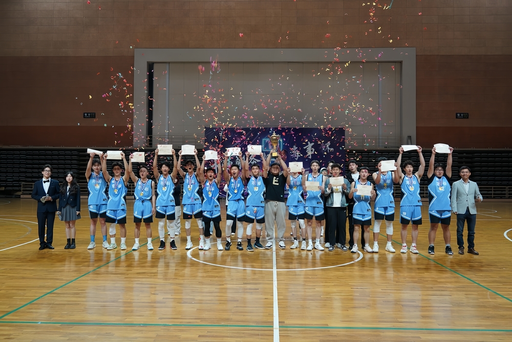 为冠军球队颁奖