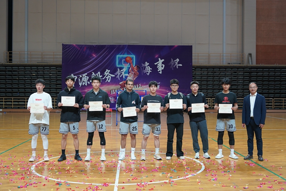 为殿军球队颁奖