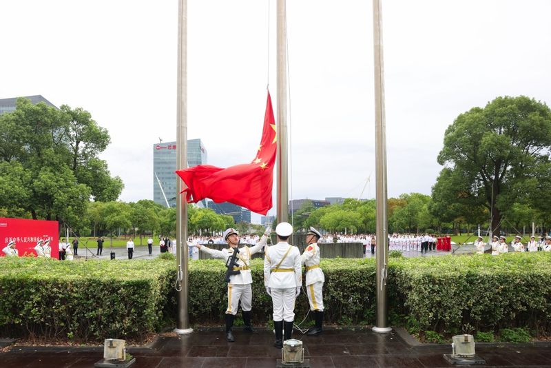 致敬伟大祖国！上海海事大学举行国庆升旗仪式