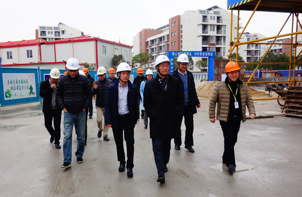 黄有方校长、严伟副校长检查新建研究生公寓项目工地