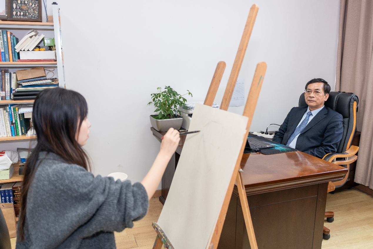 执笔绘丹心，致敬劳动者 ——上海海事大学师生为校园一线劳动者画像