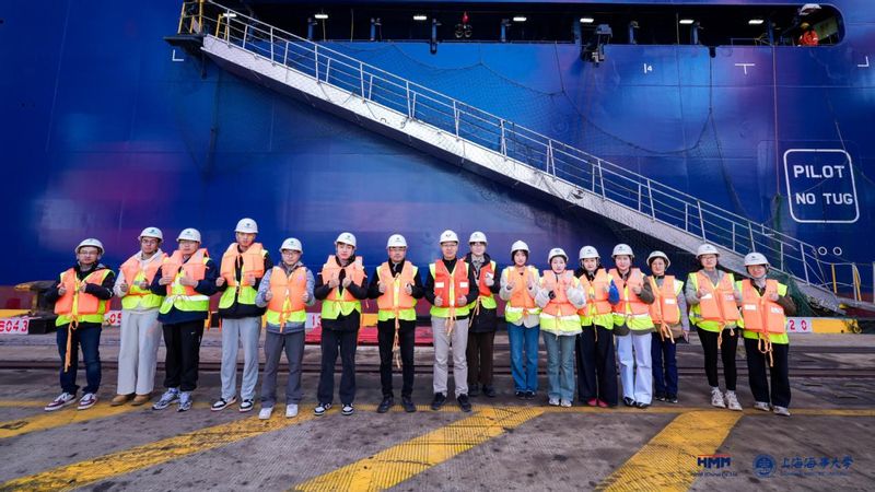 10名研究生登上世界最大集装箱船开展航运科考实践