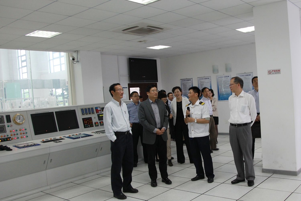 参观自动化机舱