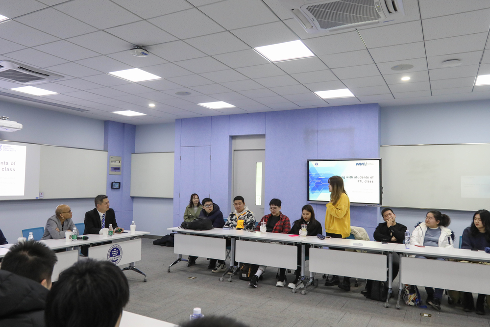 杜姆比亚-亨利校长与合作办学项目学生代表会面