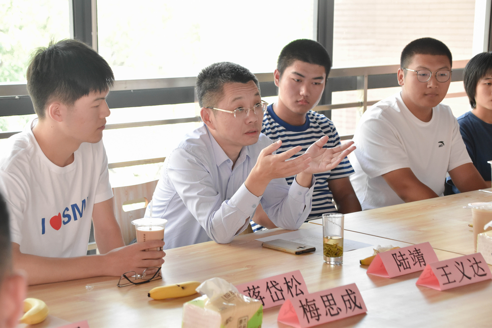 学校举办第七期“校长有约”午餐座谈会