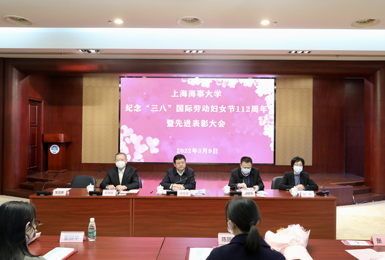 栗建华副校长宣读获奖名单