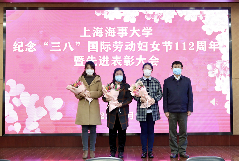 宋宝儒书记为荣获上海市教育系统第二届最美家庭提名奖、第十三届比翼双飞模范佳侣、比翼双飞模范佳侣提名奖的老师颁奖